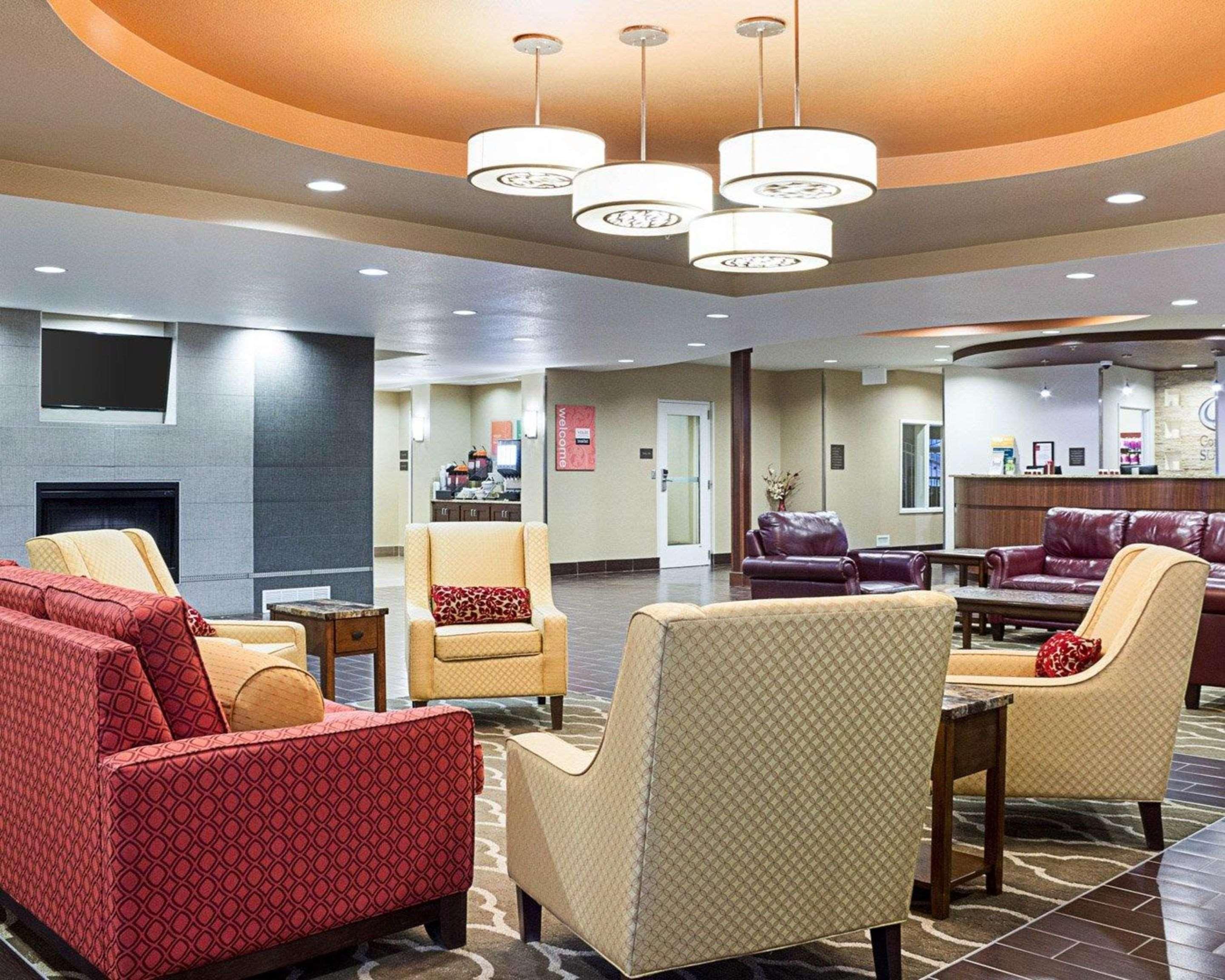 Comfort Suites Minot Exterior photo